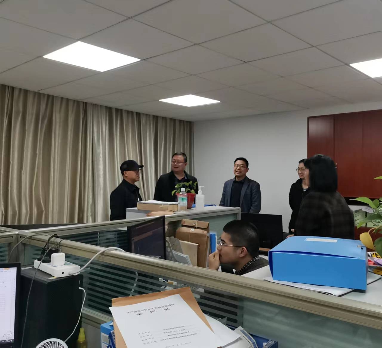 公司党委委员、副总经理王勤开展办公区消防安全检查